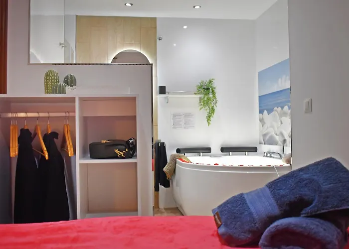 With Jacuzzi En Torremolinos, Garipolo 1 By Namaste Elite 토레몰리노스