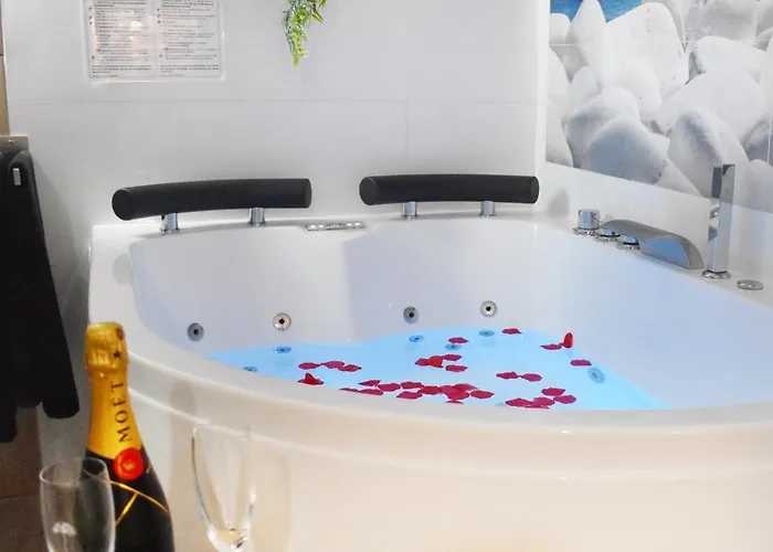 With Jacuzzi En Torremolinos, Garipolo 1 By Namaste Elite 아파트 토레몰리노스